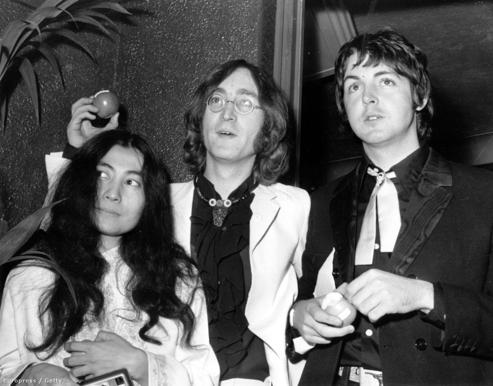 John Lennon és Paul McCartney 1968-ban, valamint az a nő, akit sokan a Beatles feloszlásáért hibáztatnak. Yoko Ono ekkor már John Lennon barátnője volt, és a legenda szerint nehezen jött ki McCartneyval.