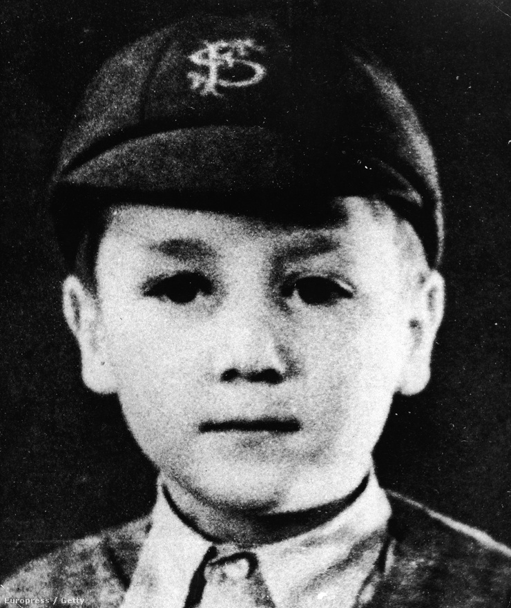 A nyolcéves John Lennon, aki 1960-ban Stuart Sutcliffe-fel együtt kitalálta a The Beatles nevet  Buddy Holly The Crickets nevű zenekara után.
