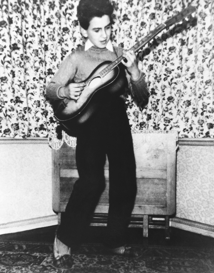 George Harrison McCartney miatt ment el egy Lennon által tartott meghallgatásra, de a 14 éves zenész túl fiatal volt John szerint, még ha jól is játszott. Egy hónap múlva viszont már beszállhatott hozzájuk, mint szólógitáros. A képen Harrison 11 éves.