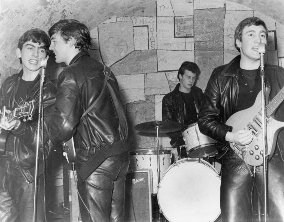 1961, Liverpool, még Pete Best dobossal. Bestet George Martin producer rúgatta ki a csapatból, mert szerinte nem feleltek meg a kvalitásai a Beatles számára.