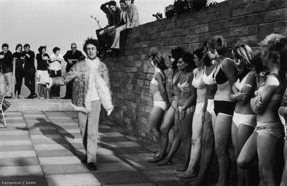 John Lennon bikinis lányoknak dirigál a The Magical Mystery Tour film forgatása alatt a cornwalli Newquayben.