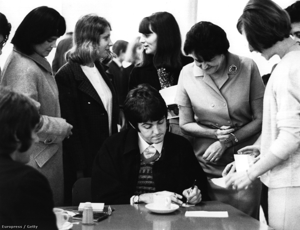 Paul McCartney autogramot oszt 1967-ben. A zenekar ekkor már nem turnézott, ugyanis 1966-ban belefáradtak a folyamatos színpadi életbe. 1966 augusztus 29-én, több mint 1400 koncert után San Franciscóban léptek fel utoljára normális körülmények között.