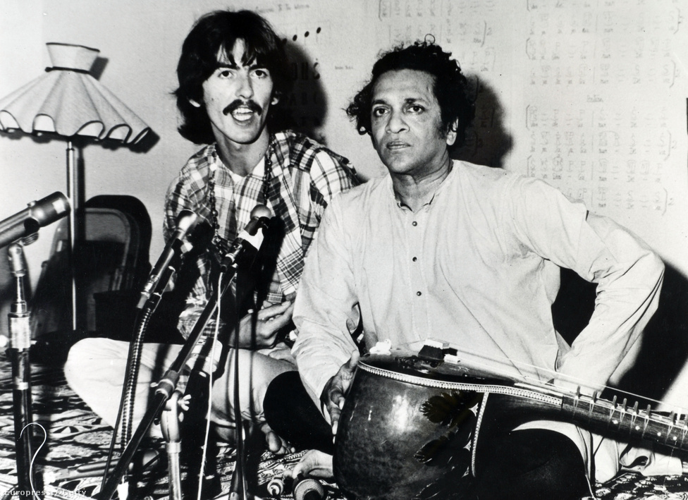 Ravi Shankar szitárművész főként George Harrisonra volt nagy hatással, akinek gondolkodását a Beatles feloszlása után is alapvetően meghatározta az indiai kultúra. A zenekar el is repült Indiába egy kis időre, de  csak Harrisonnál hozott nagy változást a túra. A kép 1967-ben készült.