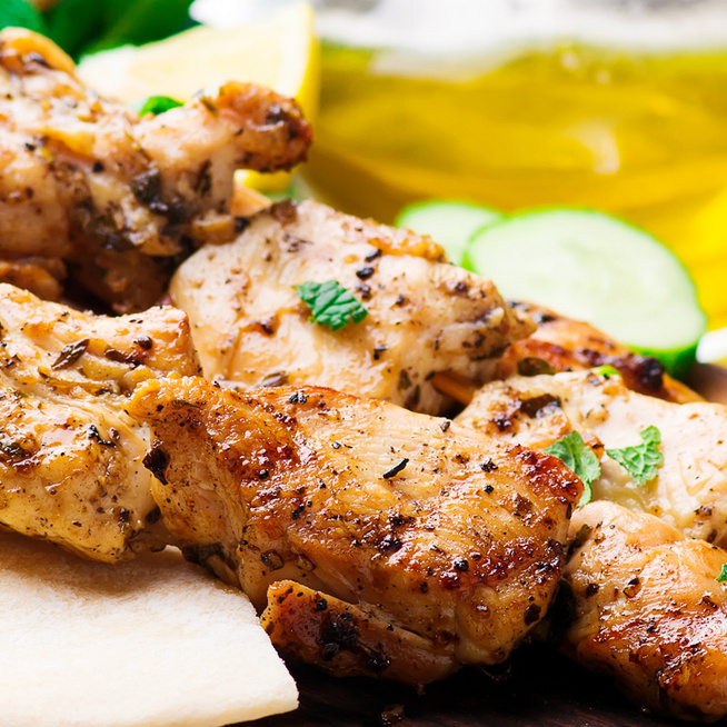 Így készül a görögök kedvenc csirkenyársa, a szuvlaki – Elképesztően omlós lesz a hús