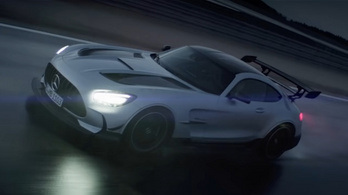 Videón mutatták meg a legdurvább AMG GT-t