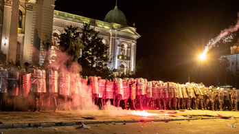 A parlamentet ostromolták a tüntetők Belgrádban, többen megsérültek