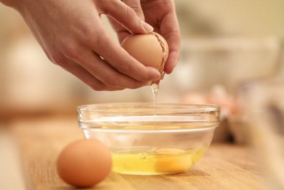 Így bányászd ki a héjdarabkákat a feltört tojásból