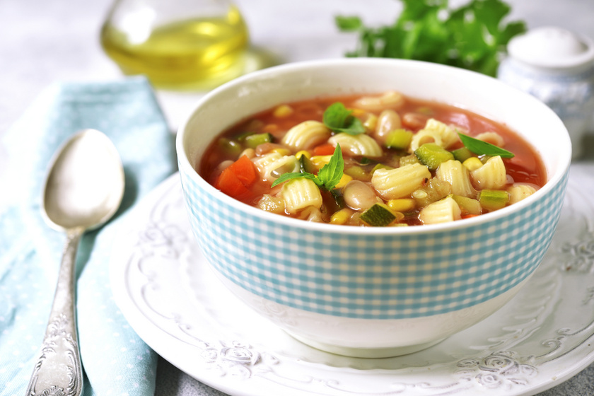 Klasszikus nyári minestrone leves jól behűtve: igazi olasz recept alapján