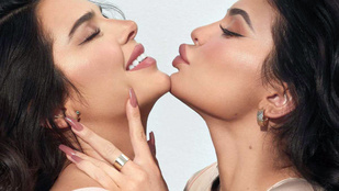 Kendall és Kylie Jenner csókolózással és egymás ölében fekvéssel kacérkodik az új fotókon