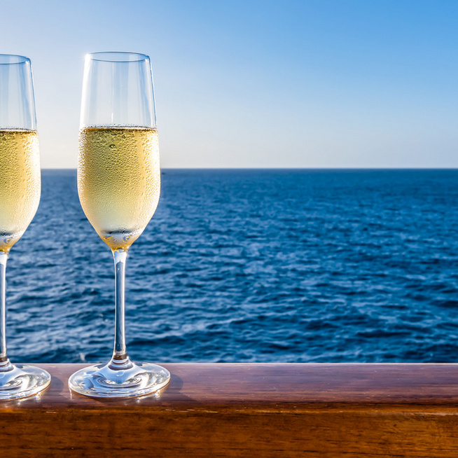 A pezsgő nem csak az ünnepek itala - Mi a különbség közte és a habzóbor között?