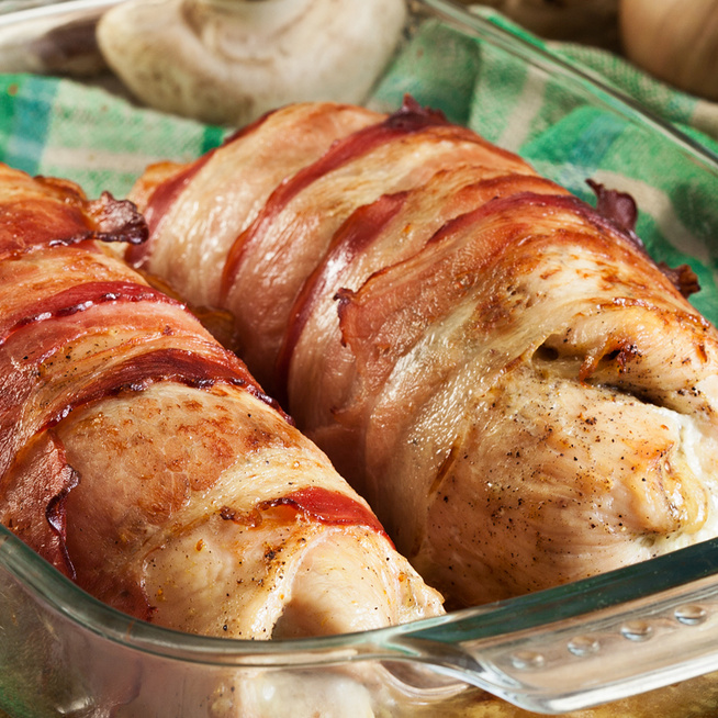 Baconbe tekert, tepsiben sült csirkemell – A hús szaftos tölteléket rejt