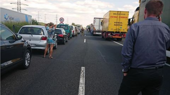 Halálos baleset történt az M1-es autópályán Győrnél, áll a forgalom Budapest felé