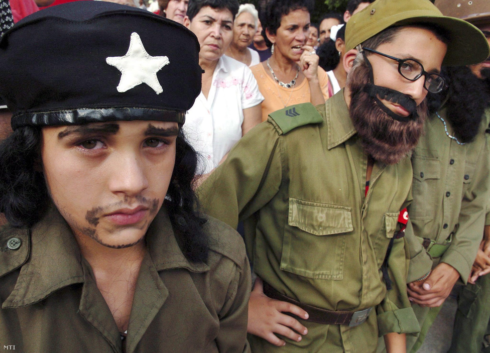 Gyerekek és a hadsereg veteránjai vonulnak fel a fővárosban 2007. január 8-án. Kubában ezen a napon ünnepelik a gerillaharcok utáni kommunista hatalomátvétel 48. évfordulóját.