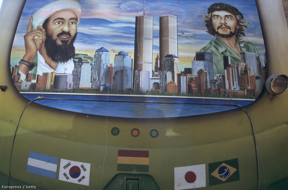Ez a felvétel egy bolíviai buszmegállóban készült, valamikor az ezredforduló idején. A festmény Oszama bin Ladent és Che Guevarát ábrázolja.