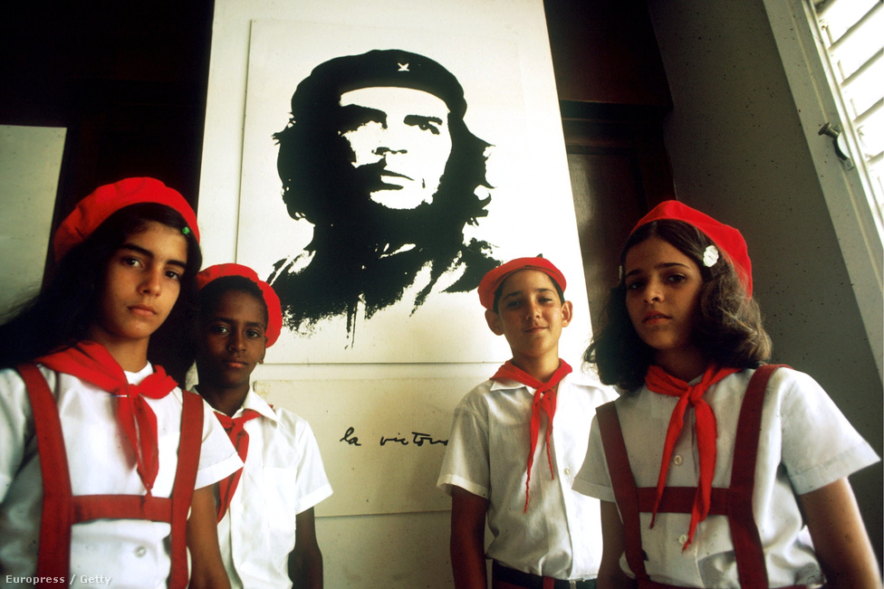 Kubai úttörők Havannában, Che Guevara képe előtt, 1978-ban.