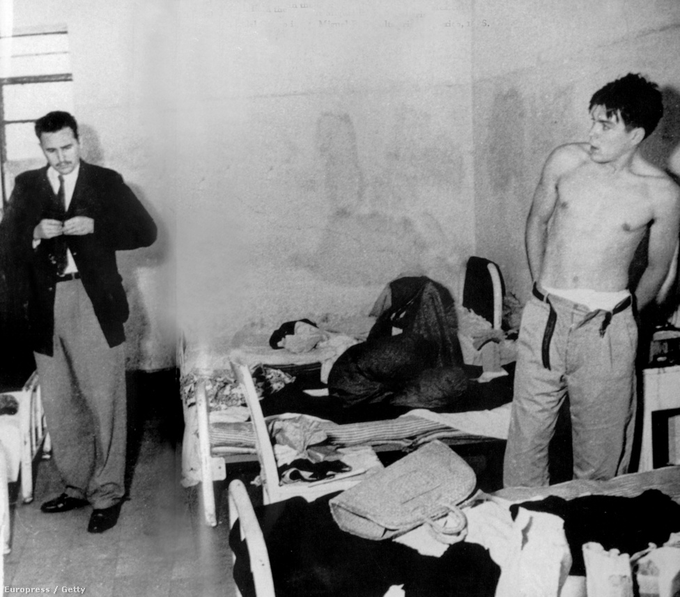 Fidel Castro és Ernesto Che Guevara a mexikói Miguel Schultz börtönben, 1956 nyarán. A mexikói rendőrség akkor tartóztatta le őket, amikor Kubába indultak volna. Valószínűleg ez az első kép, amin a diktátor és a forradalmár együtt látható.