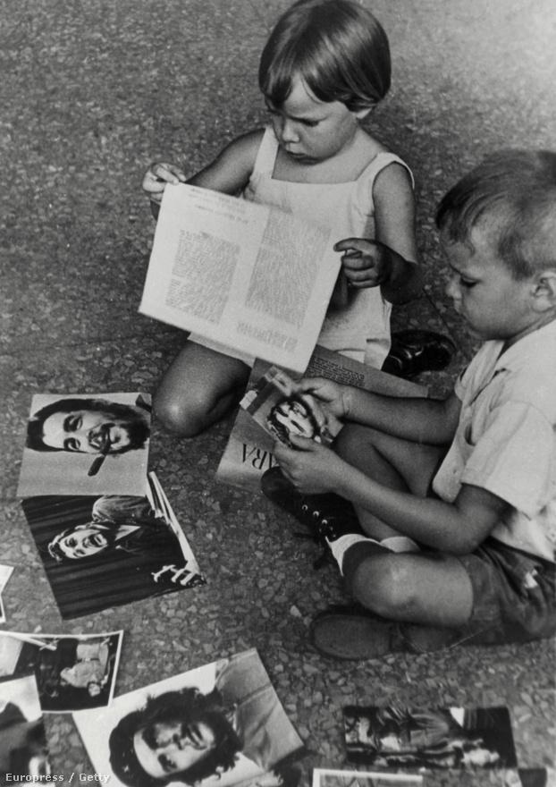 Gyerekek bámulják Guevara fotóit. A kép a hatvanas években készülhetett.