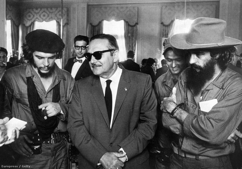 Camilo Cienfuegos, Manuel Urrutia és Che Guevara ünneplik Fidel Castro sikeres forradalmát. 
