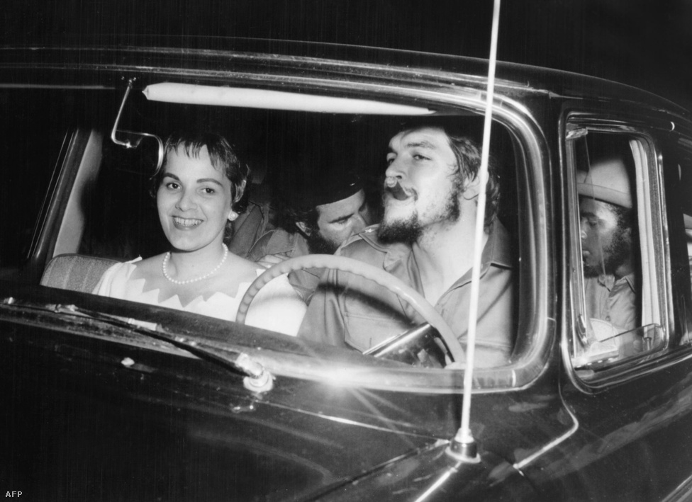 Che Guevara és második felesége 1959. június 2-án, az esküvőjük napján. A férfi özvegye a közelmúltban interjút adott a Casa de las Americas magazinnak, amelyben azt állította, hogy Che Guevara a híresztelésekkel ellentétben nem volt nőcsábász. A kép énhány hónappal a kommunista hatalomátvétel után készült. Guevara egy amerikai gyártmányú autót vezet; a gazdasági embargó miatt ezek közül sok a mai napig forgalomban van Kubában.