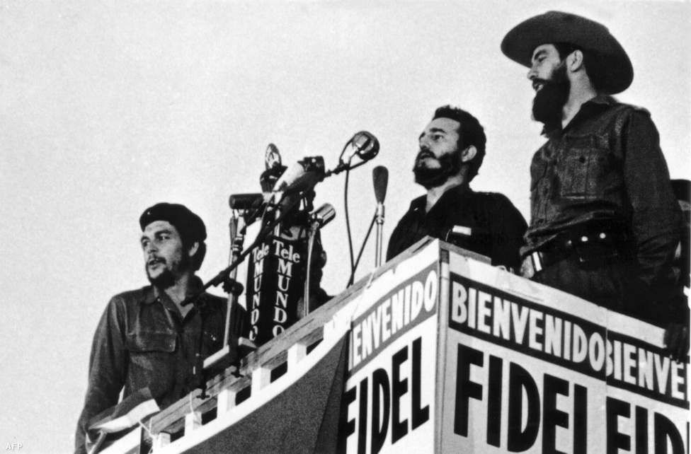 Fidel Castro, Kuba elnöke beszédet mond Havannában, 1959-ben. A diktátor jobbján Che Guevara, balján Camilo Cienfuegos áll.