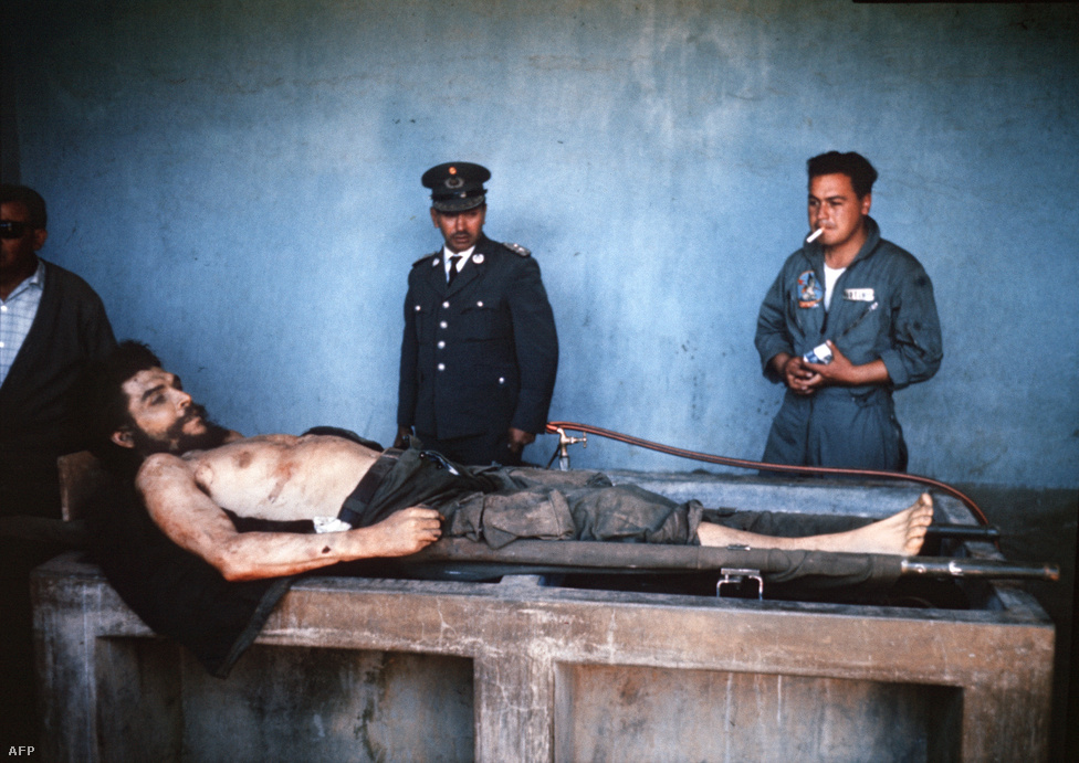 Ernesto Rafael Guevara de la Serna és hat gerillatársa holttestét 1967. október 10-én ravatalozták föl Vallengarde-ban. Guevarát a bolíviai hadsereg és a CIA ügynökei fogták el, majd a következő napon kivégezték. A 39 éves Guevara korábban a kubai vezető, Fidel Castro egyik legfőbb bizalmasa volt, akit az ország ipari miniszterének is kineveztek. Guevara 1965-ben hagyta el az országot, hogy gerillacsapatokat toborozzon Latin-Amerikában és exportálja a kommunista világforradalmat.