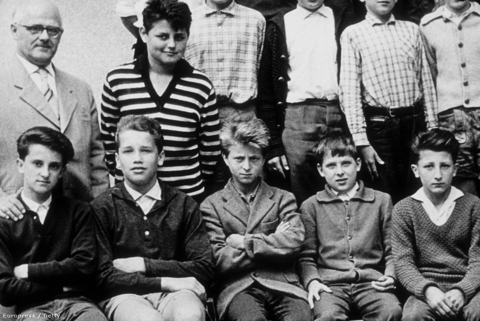 A kis Arnold már korán kitűnt társai közül a jellegzetes fizikumával: ezen az 1958-as fotón még csak 11 éves, mégis azonnal felismerhető a szögletes Terminátor-arcáról.