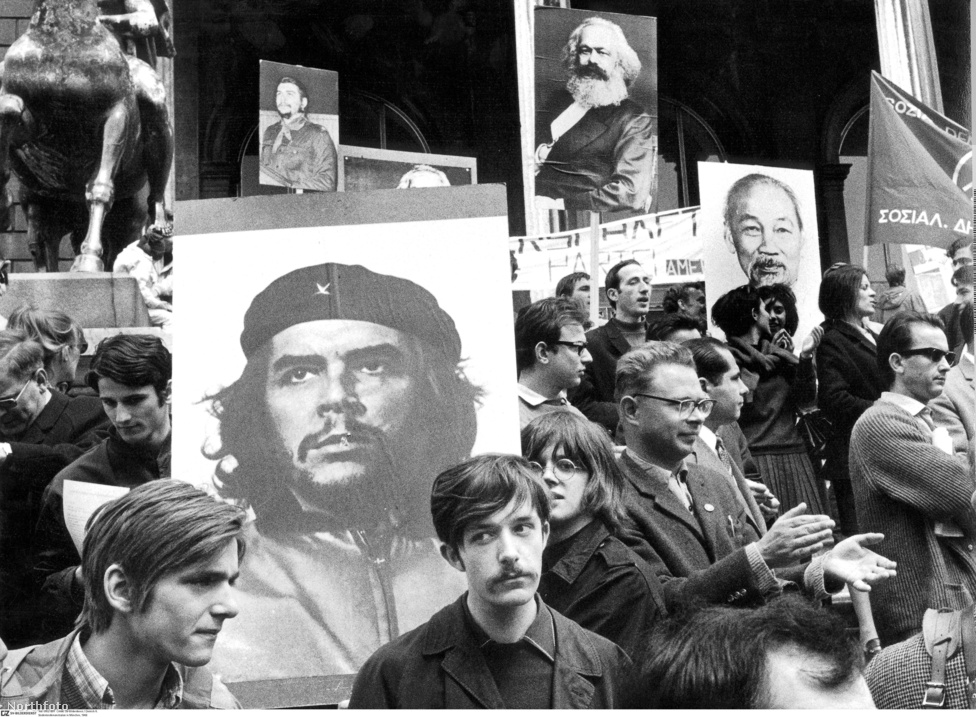 Német diákok tüntetnek a müncheni Feldherrnhalle előtt, 1968-ban. A magukkal vitt plakátokon Ernesto Che Guevara, Ho Shi Min és Karl Marx arcképei láthatók.