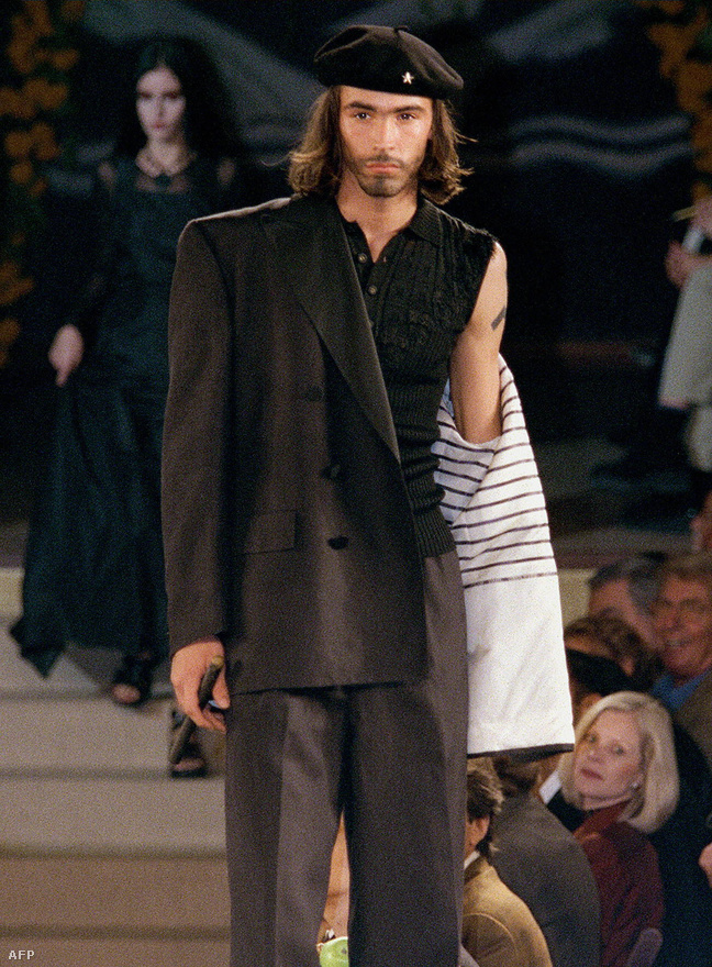 Che Guevarát imitálja az egyik modell egy párizsi divatbemutatón, 1997 október 17-én, ahol a francia divattervező, Jean-Paul Gaultier 1998-as tavaszi-nyári kollekcióját mutatták be.