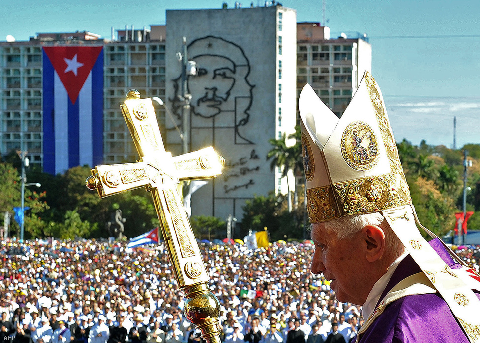 XVI. Benedek pápa a kubai fővárosban, a havannai Forradalom Téren. A pápa háromnapos látogatásra érkezett a kubai elnökhöz, Fidel Castróhoz. A háttérben látható az emblematikus épület, az oldalán Guevara arcképével.