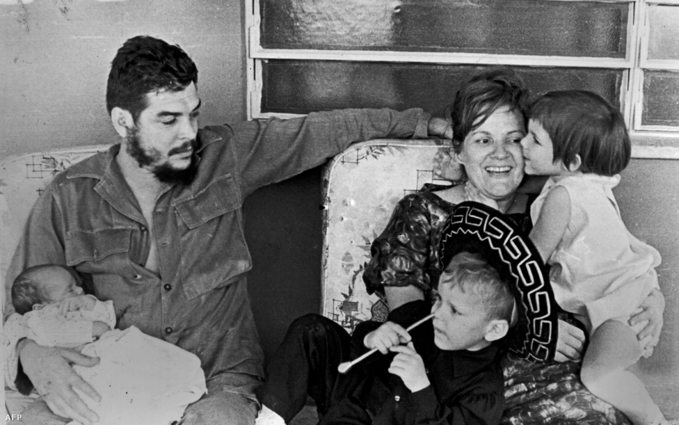 A forradalmár és családja. A hatvanas években készült fotón Guevara fiával, Ernesto Guevara Marchcsal az ölében ül, mellette a felesége és két másik gyereke, Camilo Guevara és Celia Guevara látható. Guevarát a mai napig hős forradalmárként ünneplik Kubában, amiért világszerte terjesztette a marxista forradalom eszméjét.