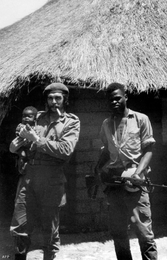 Che Guevara és egy afrikai fiatalember. A kép 1965-ben készült egy kongói kiképzőtáborban.