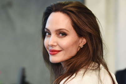 Angelina Jolie krémszínű ruhája telitalálat: ilyen csinosan ment ebédelni fiával