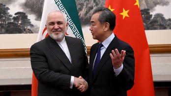 Kína fityiszt mutat Amerikának, kihúzná a gödörből Iránt