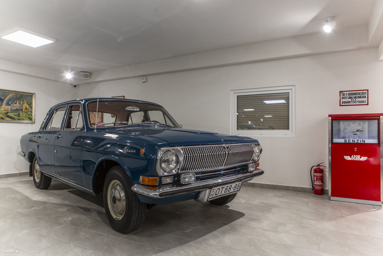 A szocialista autóipar több klasszikus típusa is jelen van a múzeumban (van például Skoda, Moszkvics, Wartburg, Zastava is az 50-es, 60-as, 70-es évekből). Ez az 1977-es GAZ M24 Volga - TSZ-elnökök nagy kedvence – mint a szovjet gépkocsigyártás egyik legsikeresebb terméke képviseli a vasfüggöny keleti oldalát. Az elnyűhetetlen, de legendásan nagy fogyasztású Volga tervezése a 60-as évek elején kezdődött, 1970-ben dobták piacra, mdernizált változatát 2010-ig gyártották, sőt még Nyugat-Európába is exportálták.