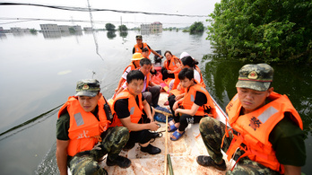 Tizennégyen meghaltak, milliókat kellett evakuálni az áradások miatt Kínában