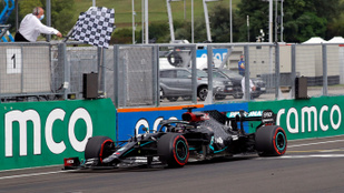 Schumacher rekordját beállítva Hamiltoné a Magyar Nagydíj