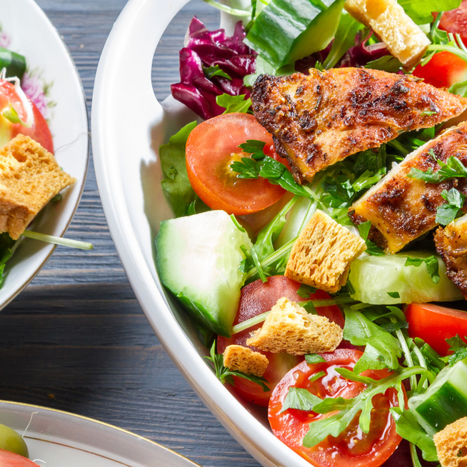 Laktató nyári saláta pirult csirkemellel és friss zöldségekkel – Egyszerűen összedobható finomság