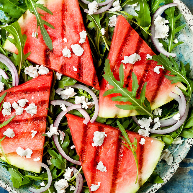 Könnyű nyári saláta grillezett görögdinnyével és feta sajttal – Friss limelé koronázza meg