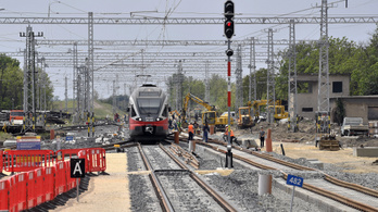 Túl szűkre sikerült a vasúti átjáró Pusztaszabolcson, ezért le kellett zárni