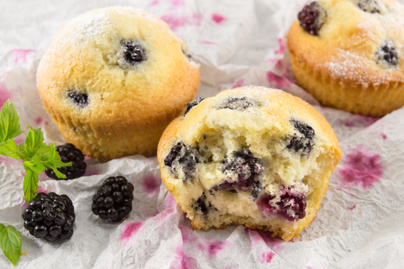Csodás, pihe-puha szedres muffin: ezt a tésztát 10 perc alatt összeállítod