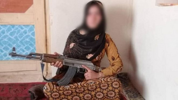 Tálibok ölték meg a szüleit, a kamaszlány a családi Kalasnyikovval állt bosszút