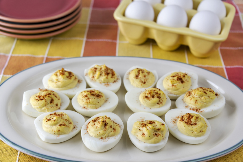 A tökéletes majonézes töltött tojás receptje: húsok és saláták mellé is jól megy