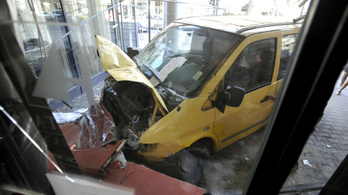 Négy ember megsérült, amikor két autó összeütközött Budapesten