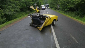 Kettészakadt egy Lada egy nógrádi balesetben