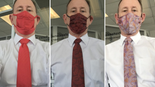 Ennek a férfinak az élettársa minden nyakkendőhöz varr egy passzoló maszkot