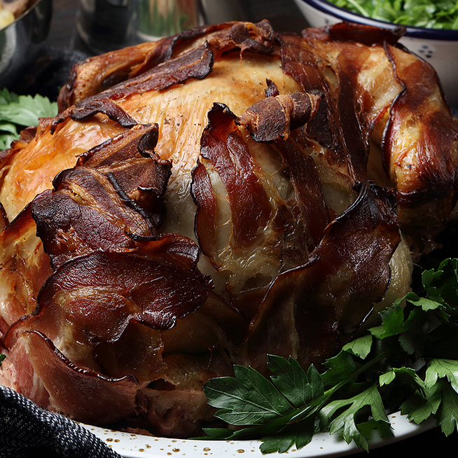 Egészben sült csirke baconnel körbetekerve – Kívül aranybarna és ropogós, belül szaftos és omlós