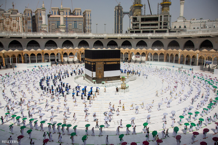 Muzulmán zarándokok biztonságos távolságra követik egymást a Kába szentély körül 2020. július 29-én
