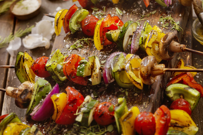 Fűszeres, színes zöldségnyárs: a legjobb, szénhidrátszegény köret grillhúsok mellé