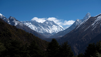 Nepál újra megnyitotta hegycsúcsait a hegymászók előtt