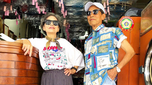 Mosodájukban talált, budapestes pólóval divatozik egy 80 feletti, tajvani pár
